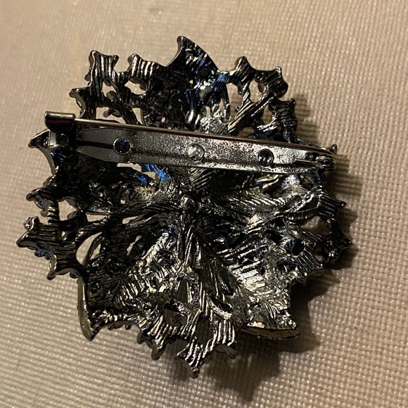 Vintage-Inspired Black Rhinestone Silver Pin Brooch - Picture 6 of 6